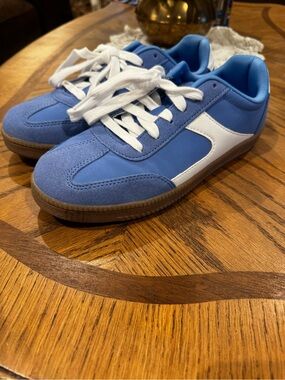 No Boundaries Blue and White Retro-Style Lace-Up Sneakers